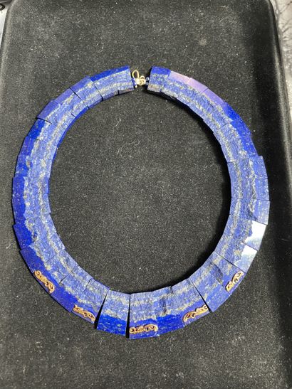 Collier en pierre dure bleue, le fermoir...