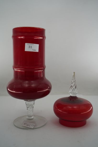 Pot à pharmacie sur piédouche en verre partiellement...