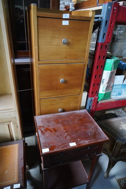 Ensemble de petits meubles :
-	Table chevet...