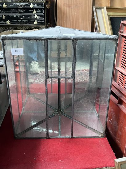 Vitrine d'angle en métal et verre.
En l'...