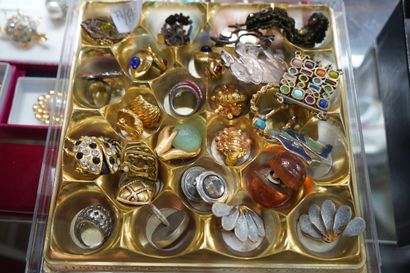 Importante réunion de bijoux fantaisie comprenant...