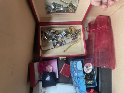 Réunion de bijoux fantaisie comprenant :
Collier...