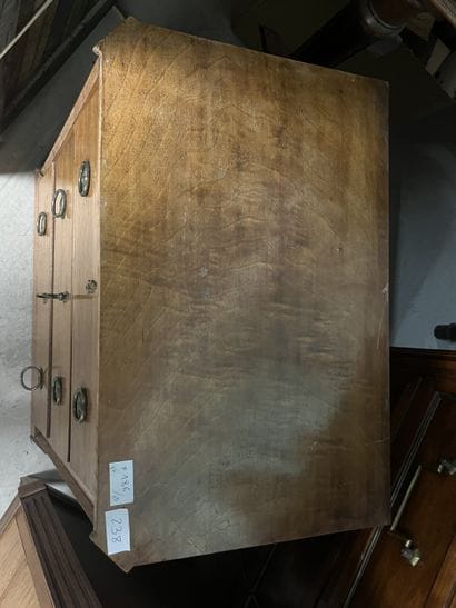 Deux petits meubles en bois à tiroirs, les...