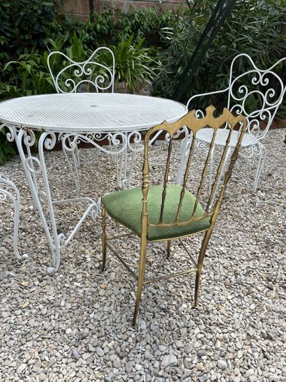 Chaise volante en métal doré, le dossier...