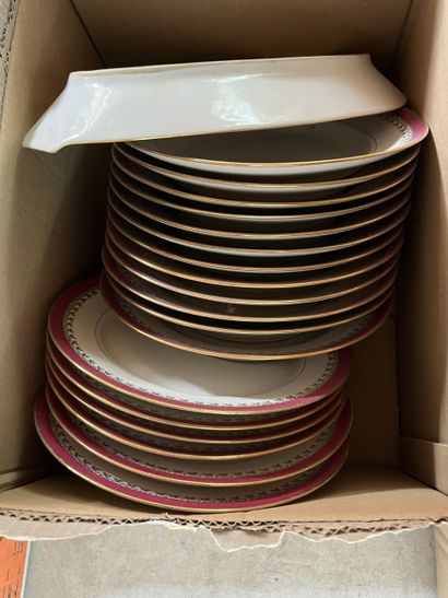 LIMOGES
Partie de service de table en porcelaine,...