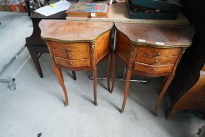 Paire de tables de chevet ovale en bois de...