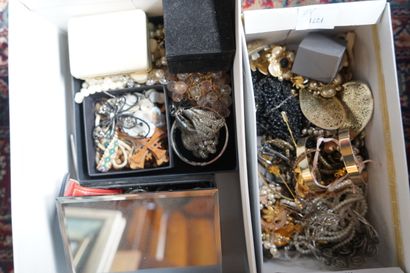 Réunion de montres et bijoux fantaisie.
Deux...