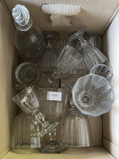 Réunion de verres à pieds en cristal à pans...