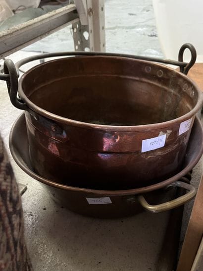 Ensemble en cuivre et en étain : 
-	Bassine...