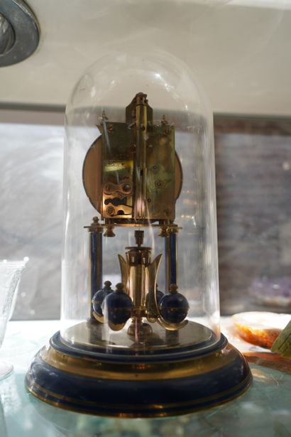 Pendule squelette en métal doré, le cadran...