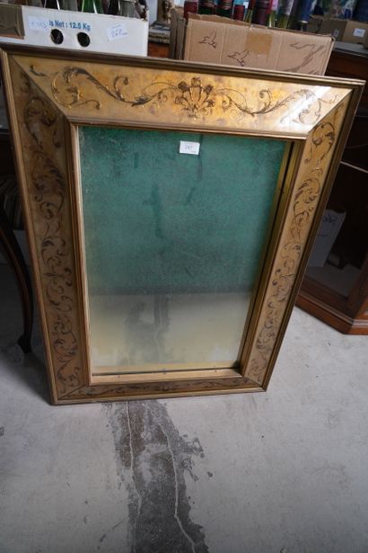 Miroir en bois doré à décor de coquille et...