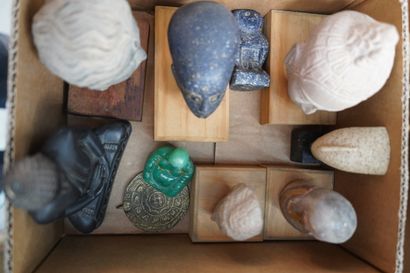 Réunion de statuettes dans le goût de l'Egypte...