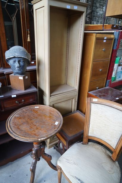 Ensemble de petits meubles :
-	Chaise en...