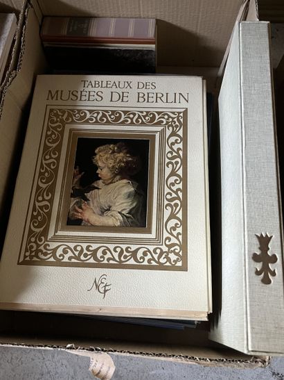Réunion de livres modernes divers.
Cinq cartons.
En...