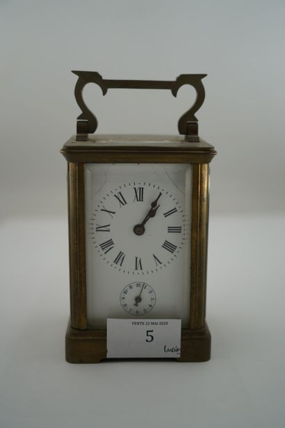 Pendulette de voyage en métal doré, le cadran...