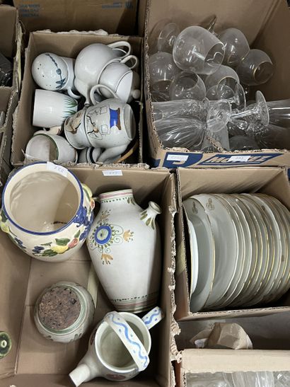 Réunion de parties de service de verres,...