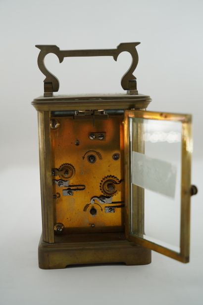 Pendulette de voyage en métal doré, le cadran...