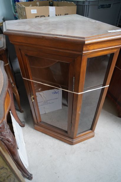 Vitrine d'angle en bois naturel ouvrant par...