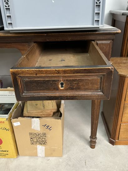 Bureau plat en bois verni ouvrant par un...