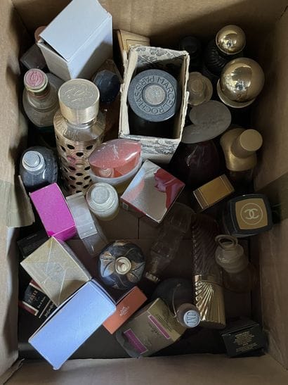 Réunion de flacons de parfum dont Guerlain,...