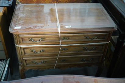 Commode en bois naturel ouvrant par trois...