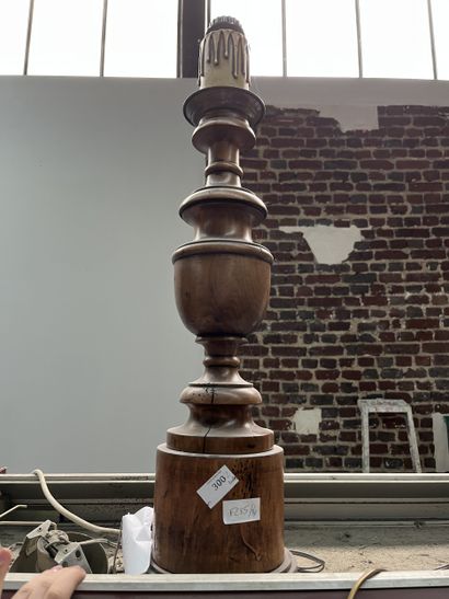 Deux pieds de lampe en bois tourné
En l'...