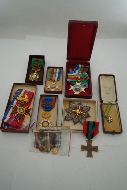 Ensemble de décorations militaires et civiles...