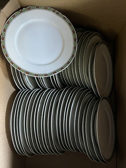 LIMOGES
Partie de service de table en porcelaine,...