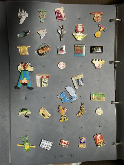 Réunion de pin's et broches et réunion de...