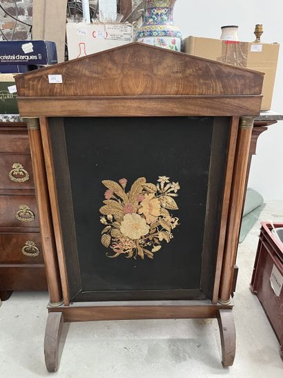 Commode en placage d'acajou flammé ouvrant...