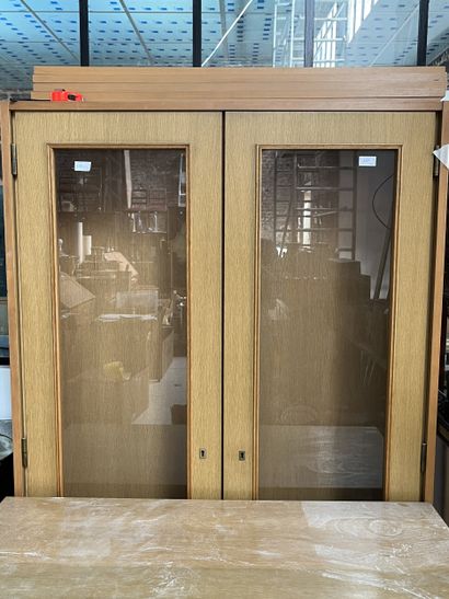 Vitrine en bois blond à deux portes vitrées...