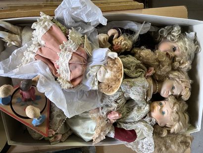 Ensemble de trois poupées à tête de porcelaine...