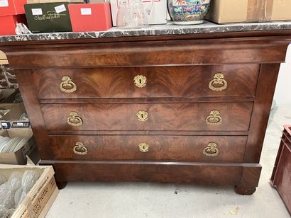 Commode en placage d'acajou flammé ouvrant...
