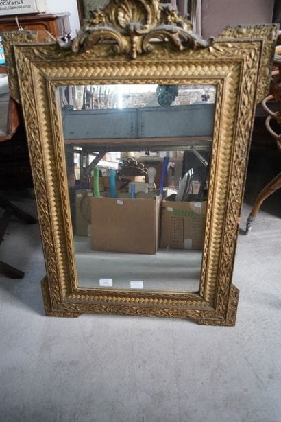 Miroir en bois et stuc doré à décor de feuillage...