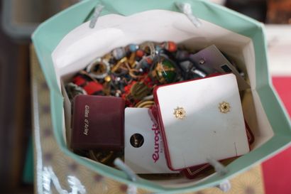 Réunion de boucles d'oreilles et clips d'oreilles...