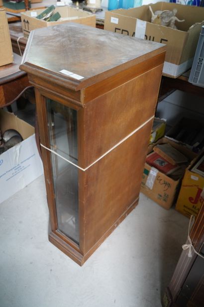 Vitrine d'angle en bois naturel ouvrant par...