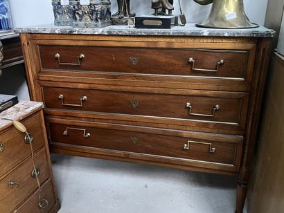 Commode en bois de placage ouvrant par trois...