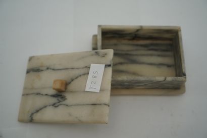 Petite boite rectangulaire en marbre blanc...