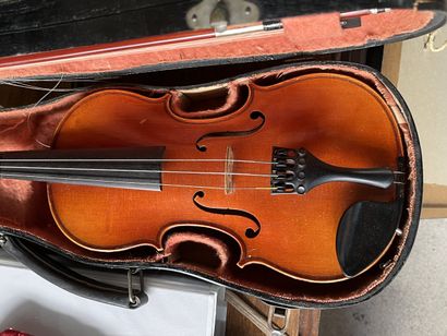 Violon dans son étui.
On joint :
Deux archets.
En...