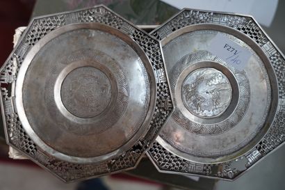 -	Paire de petites assiettes ajourée à décor...