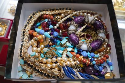 Importante réunion de bijoux fantaisie comprenant...