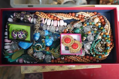 Importante réunion de bijoux fantaisie comprenant...