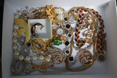 Importante réunion de bijoux fantaisie comprenant...