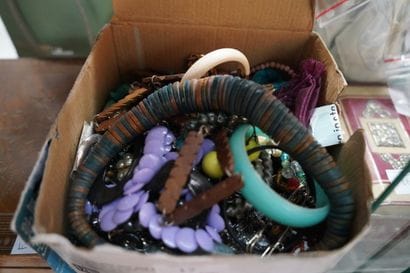 Réunion de colliers et bracelets fantaisie
En...