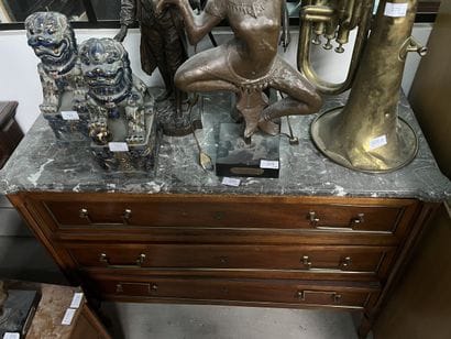 Commode en bois de placage ouvrant par trois...