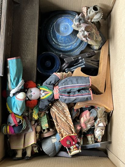 Réunion de bibelots divers.
Deux cartons.
En...