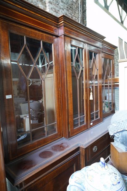 Meuble vitrine en acajou et placage d’acajou...