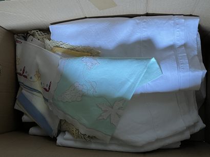 Réunion de linge de maison et deux gravures...
