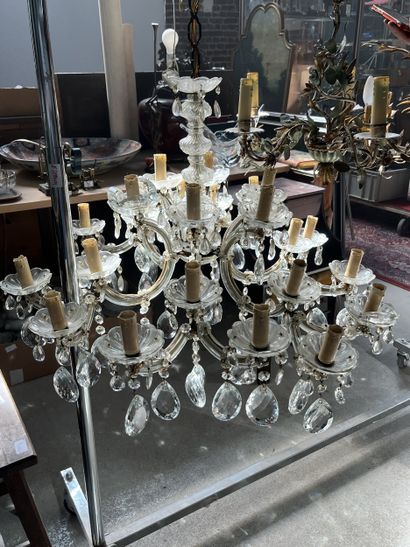 Important lustre en verre à 24 bras de lumière...