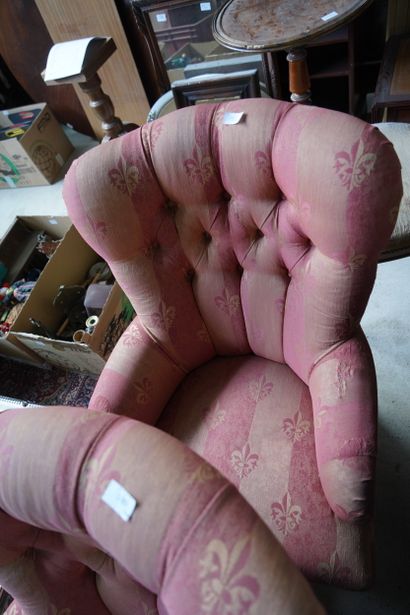 Paire de chauffeuses basses sur petits pieds...